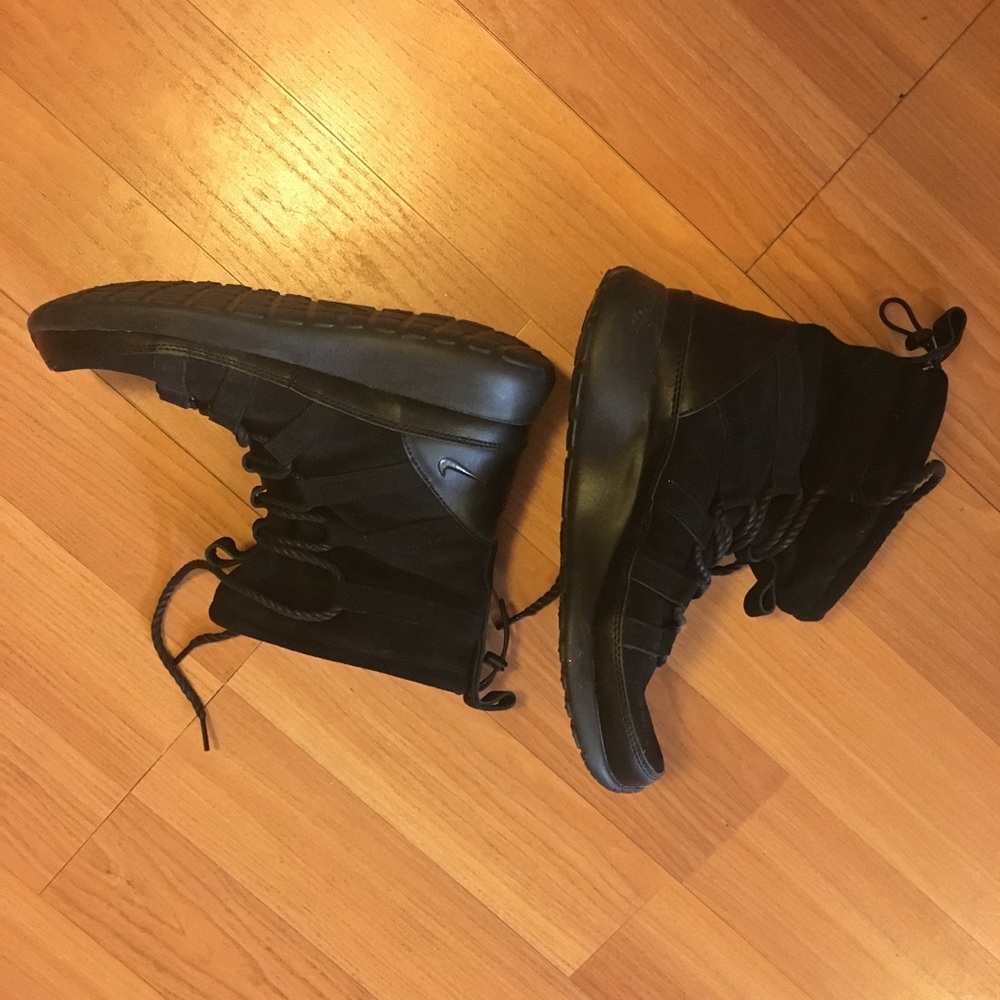 Nike suede weather resistant boots